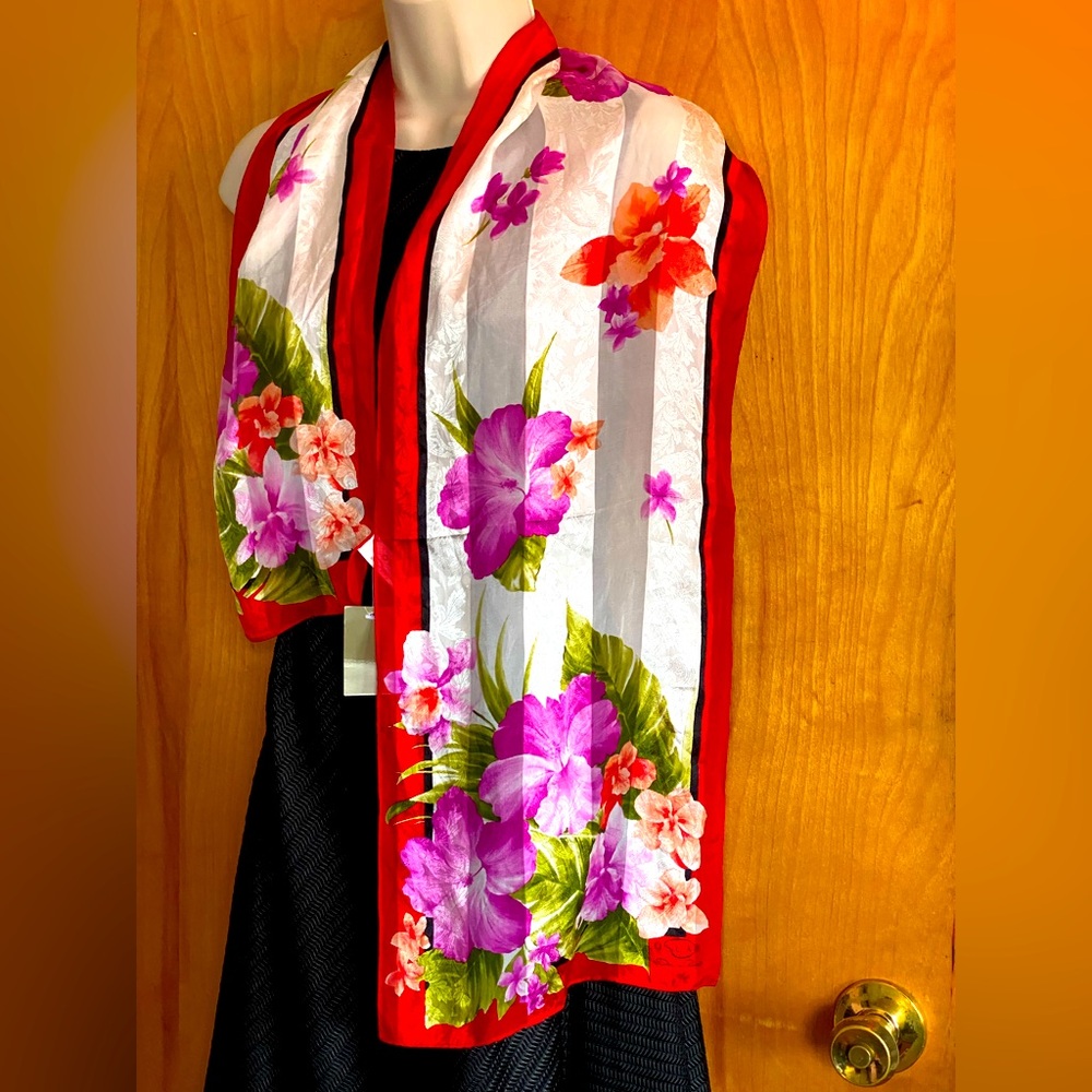 Lovely NWT Oscar de la Renta silk scarf,pink/purple floral,red/black boarder - Picture 4 of 10